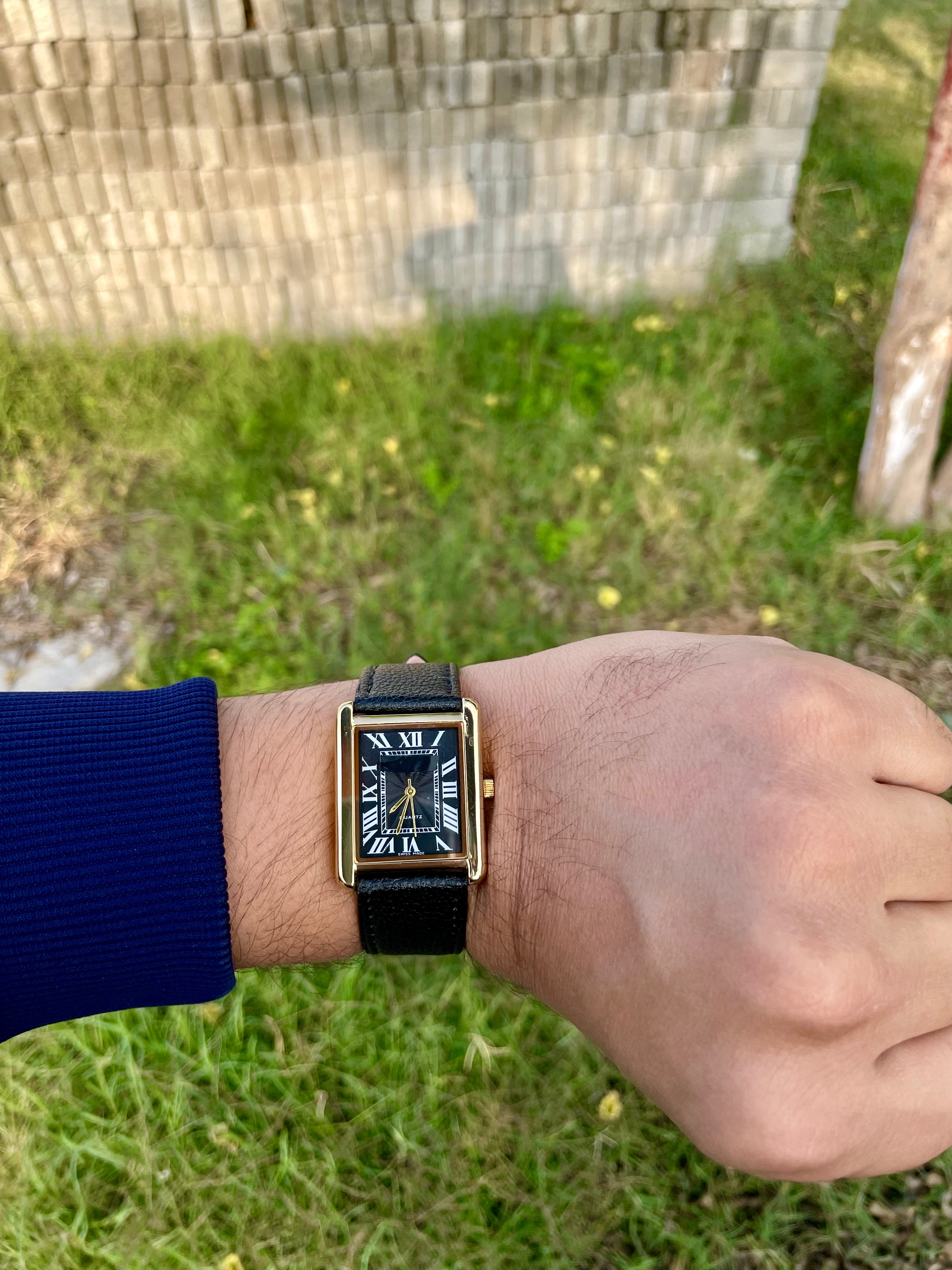 LATEST OLDSCHOOL STYLE GOLDENBLACK WATCH