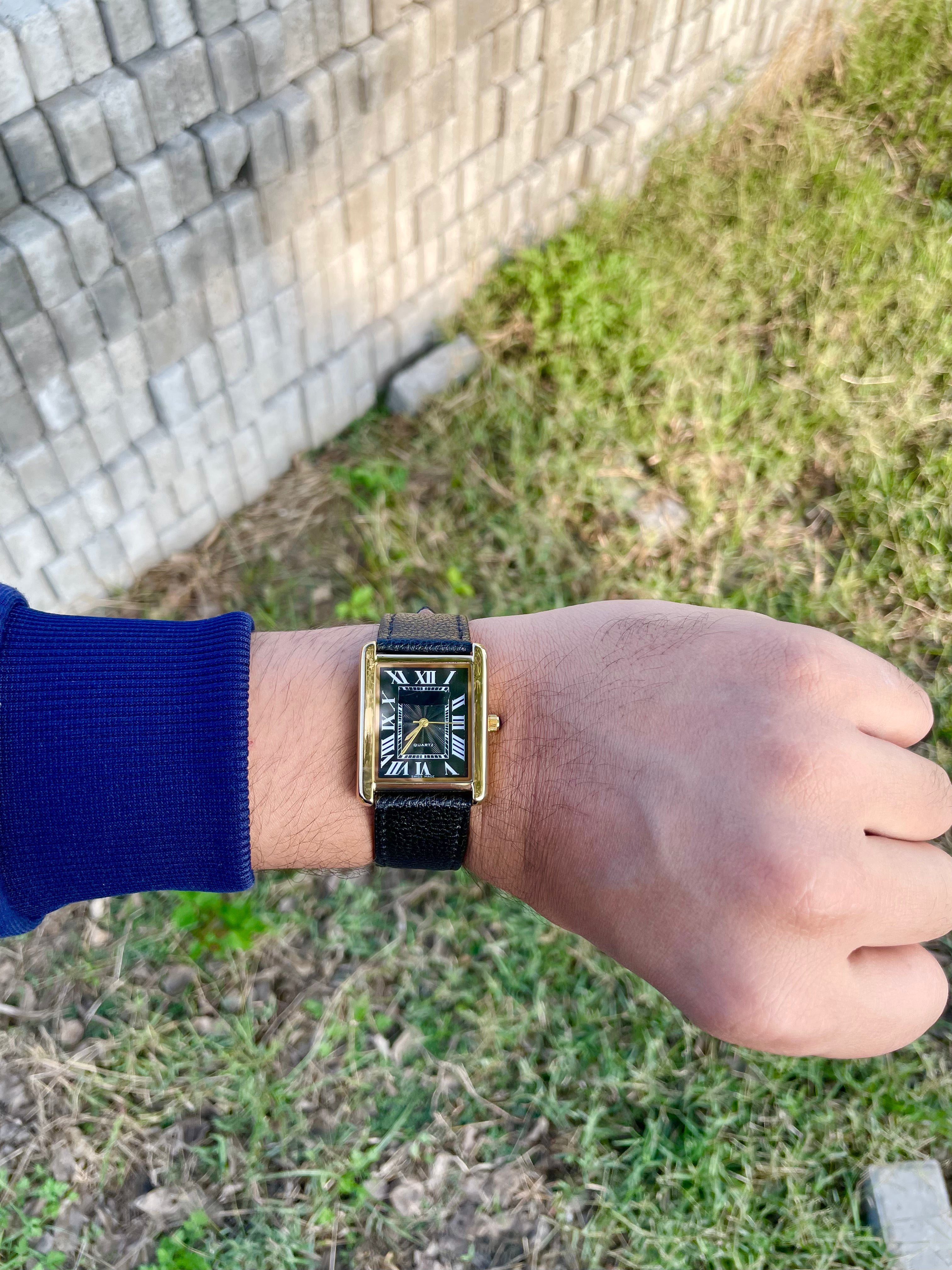 LATEST OLDSCHOOL STYLE GOLDENBLACK WATCH